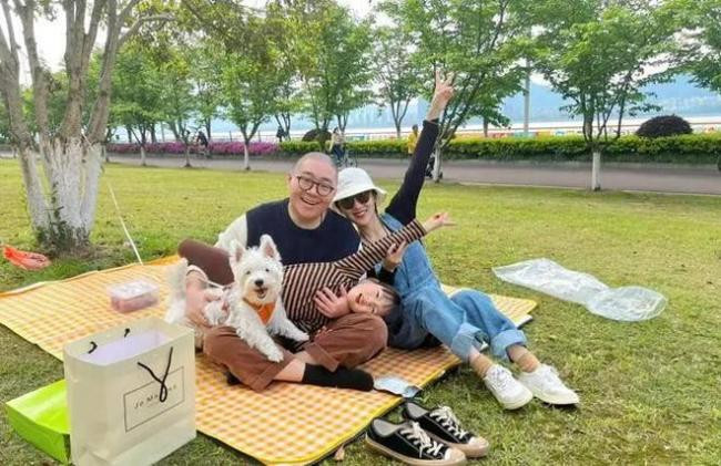 刚结婚就遭家暴?郝劭文卖力直播带货