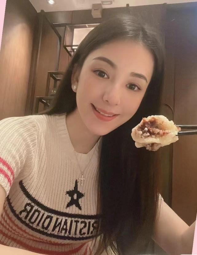 方媛晒跟老公秀恩爱 郭富城抱娃父爱满满