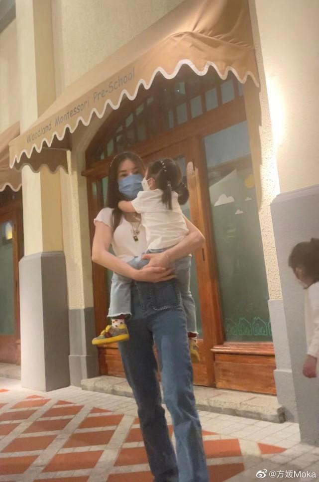 方媛晒跟老公秀恩爱 郭富城抱娃父爱满满