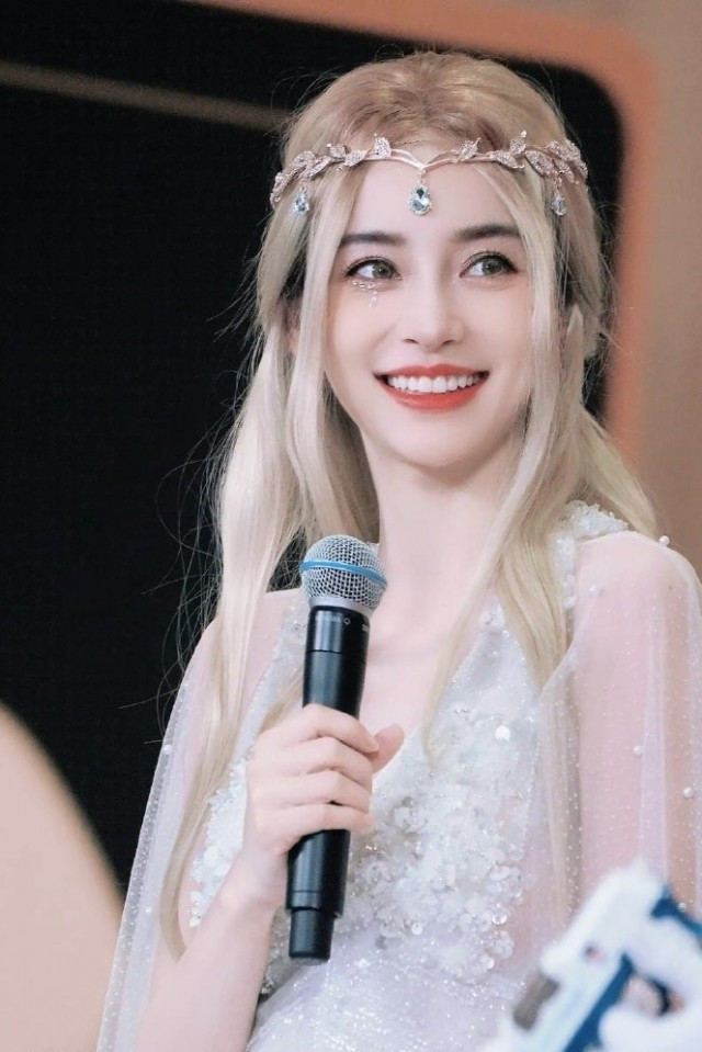 Angelababy太美了 金发白裙像个精灵