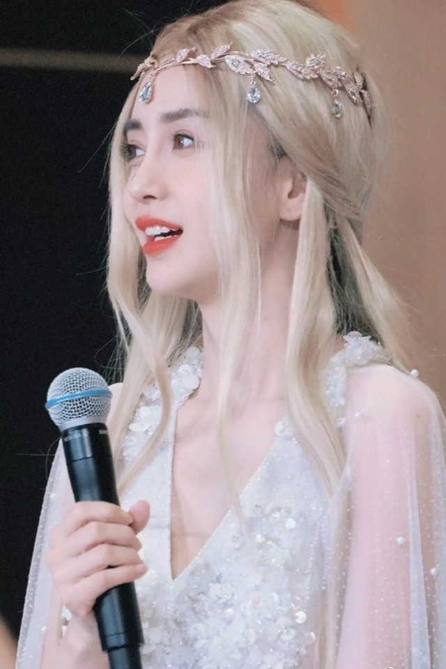 Angelababy太美了 金发白裙像个精灵