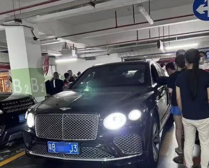 宾利姐战劳斯莱斯哥 斯文扫地的亿万富翁
