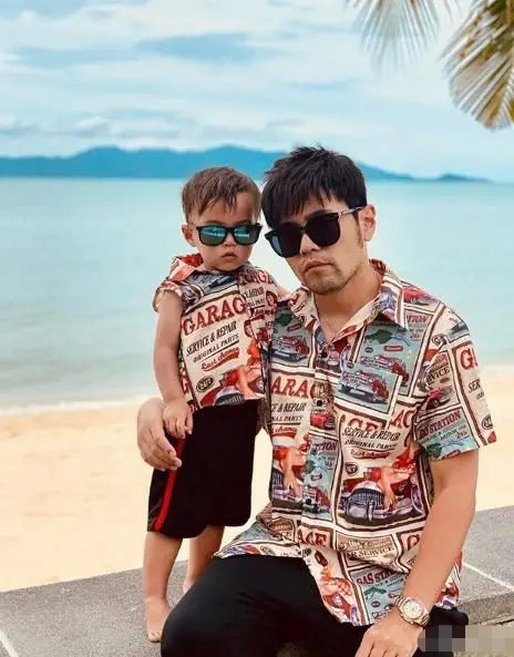 周杰伦儿子罗密欧近照曝光 卷发帅气十足
