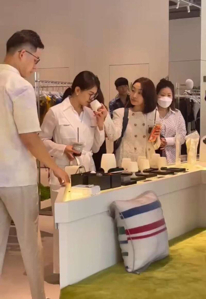 刘涛离婚风波后首现身 身穿贵制服