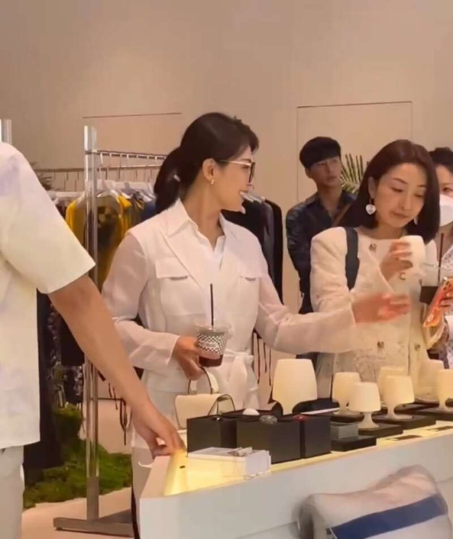 刘涛离婚风波后首现身 身穿贵制服