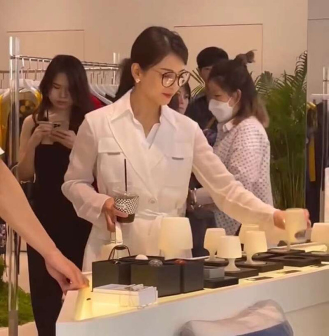 刘涛离婚风波后首现身 身穿贵制服