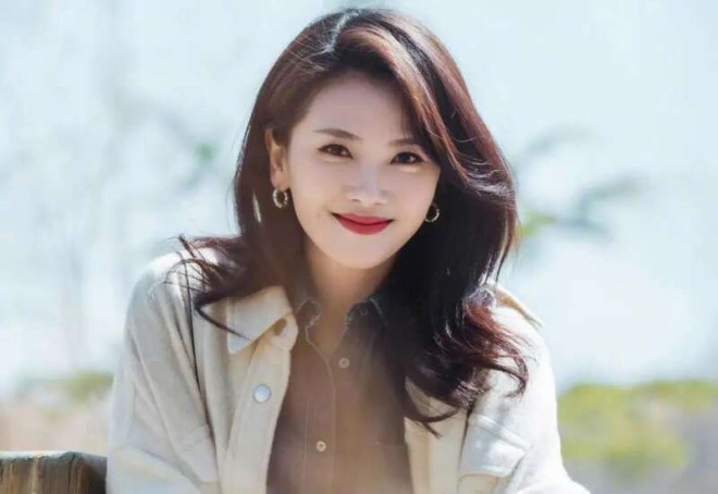 刘涛离婚风波后首现身 身穿贵制服