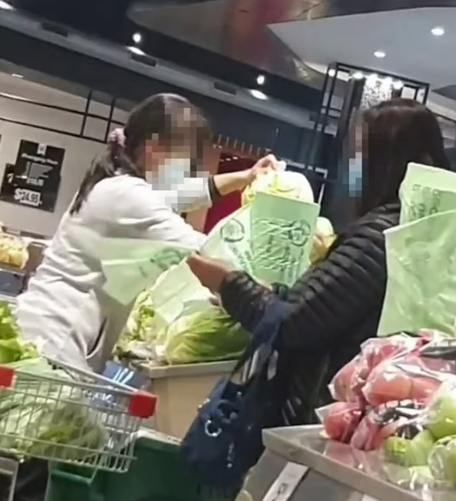 曝光!2名亚裔女子在超市狂捡菜叶子,装满整个推车!网友吵翻