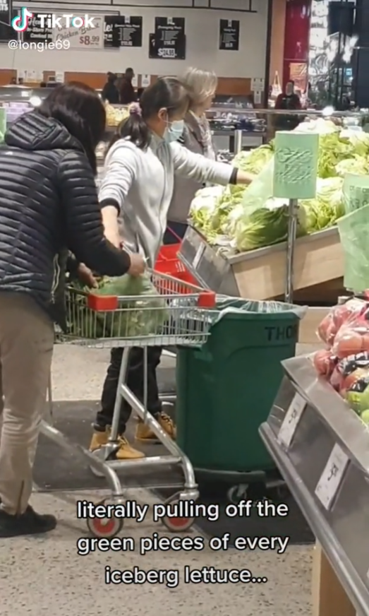 曝光!2名亚裔女子在超市狂捡菜叶子,装满整个推车!网友吵翻