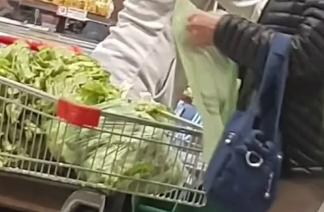 曝光!2名亚裔女子在超市狂捡菜叶子,装满整个推车!网友吵翻