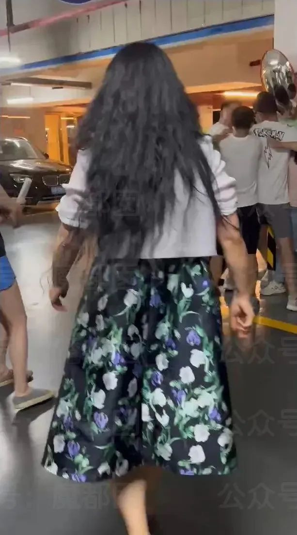 开50辆宾利的国企书记夫人 惊动全网