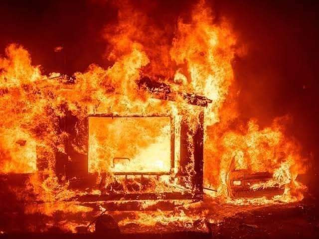柜场爆炸火连烧2天 至少49死 含9消防员