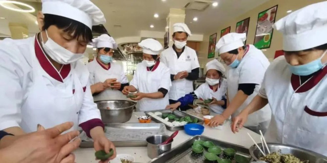 中国海归下沉到县城 能找到工作就行