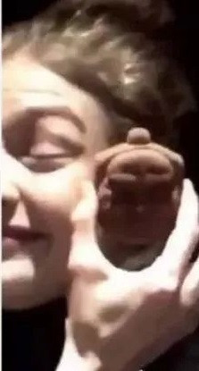 小伙录下俩白人女唐人街做"眯眯眼"