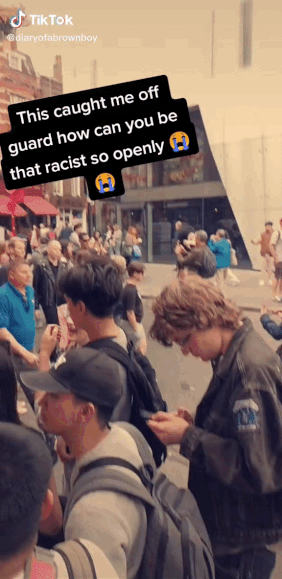 小伙录下俩白人女唐人街做"眯眯眼"