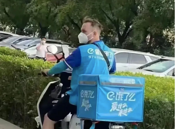 一个白人在北京送外卖 立即引发了热议…