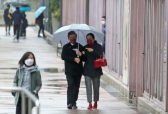 朱玲玲和老公撑着雨伞在雨中漫步 喂老公吃雪糕