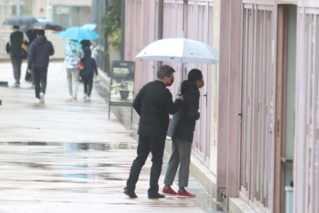 朱玲玲和老公撑着雨伞在雨中漫步 喂老公吃雪糕