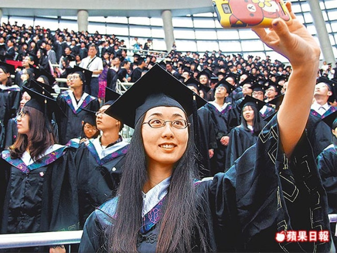 找到工作才发毕业证书!中国大学逼做假学生惨签假约、假就业* 阿波罗新闻网