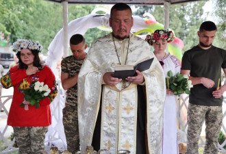 乌军两对新人举行婚礼 空袭警报3次响起