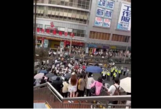 上海爆发服装城商户退租大型游行