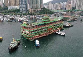 知名地标“珍宝海鲜舫”驶离香港！