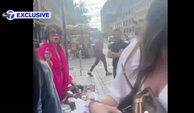 【视频】曼哈顿爆街头种族仇视 亚裔女子被喷胡椒水