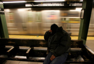 纽约地铁惨剧 男子的脚被车门夹住 拖行致死