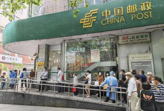 上海老人2点排队取号 银行出了什么事？