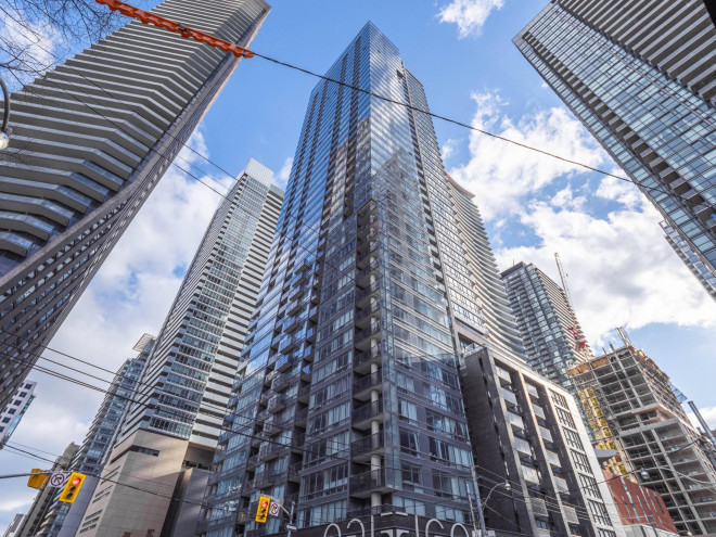 Condo in Toronto's Entertainment District overcomes quirky shared bathroomto sell for $900,000 - The Globe and Mail