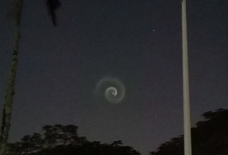 惊了！夜空突现巨大诡异螺旋 它是什么？