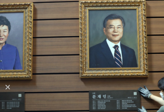 文在寅肖像画首次公开展示 与朴槿惠同框