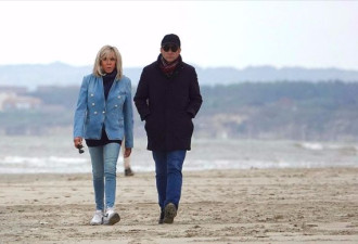 马克龙又浪漫了 带妻子漫步海滩好甜
