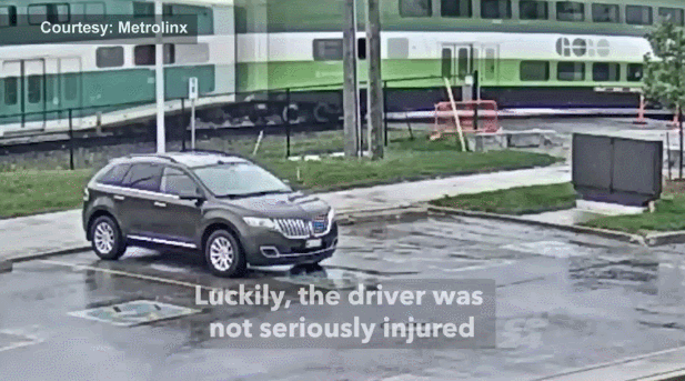 【视频】SUV在北约克被GO火车撞飞  司机竟奇迹生还