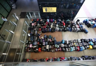 伦敦希斯洛机场出包 行李堆积如铺上地毯