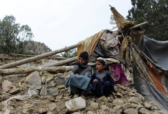 阿富汗强震已致1500死2000伤 幸存者徒手挖瓦砾