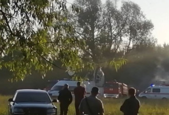 黑烟滚滚：俄罗斯运输机坠毁现场曝光