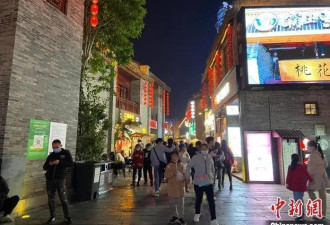 撸串、小龙虾…中国多地官员带头吃夜宵促消费