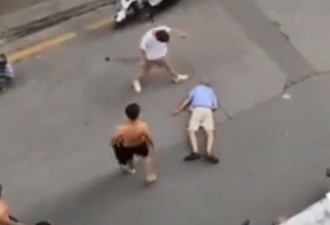 慎！中国爆出当街殴打老人 把头当球踢影片曝光