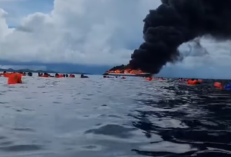 观光渡轮海上遭大火吞噬 上百人集体跳海画面流出