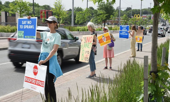 Protesters at York Region Admiin