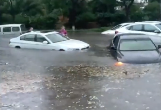 山东暴雨泛滥成灾 汽车被水冲到路中央