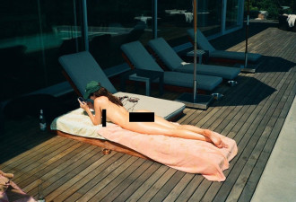 Kendall Jenner全裸晒太阳 完美身材