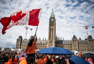 加拿大日渥太华压力山大 抗议和庆祝者齐上街头