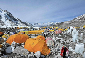 冰川表面现裂隙尼泊尔计划迁珠峰大本营