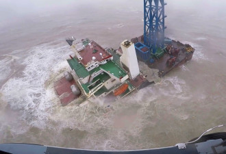 中国工程船台风眼中断两截沉没 30船员弃船3获救