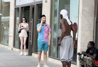 当街强吻华男女友 赤膊非裔男性骚扰滋事