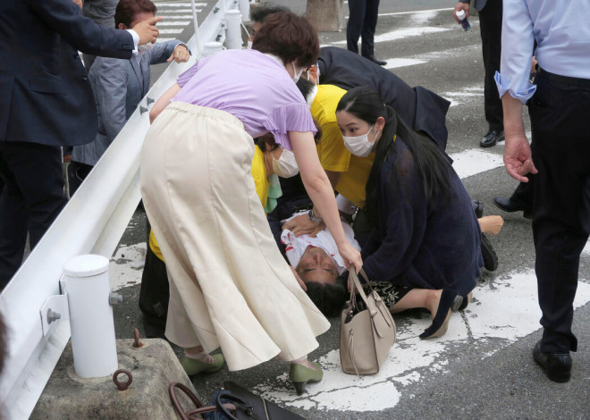 周五,日本前首相安倍晋三中枪后倒地。