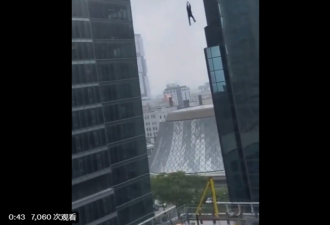 惊悚视频：建筑工人被吊在数十米高空中