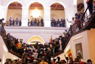 经济崩盘令人绝望，斯里兰卡示威者冲击总统官邸